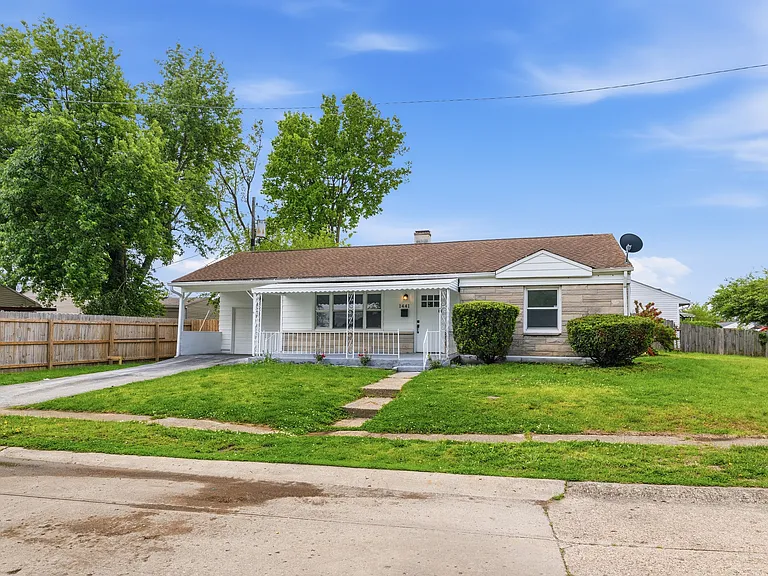 1441 W Lynn Dr — Photo 2