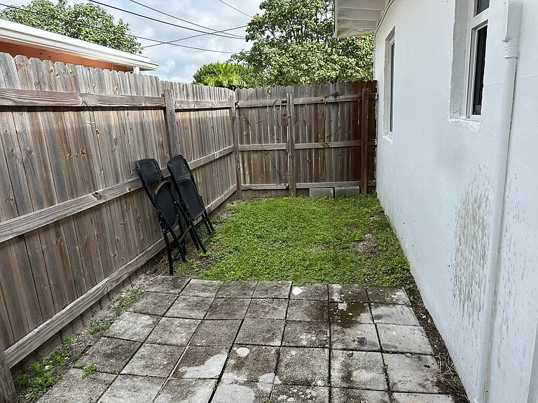 234 NE 5th Ter — Photo 15