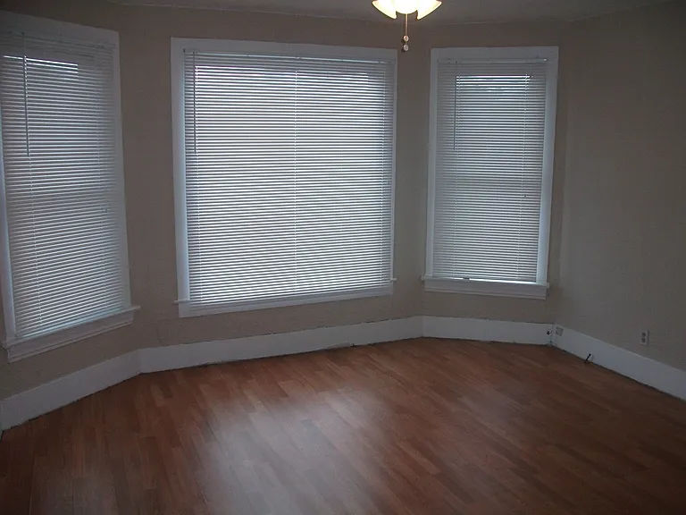 DUANE 125 — Photo 2