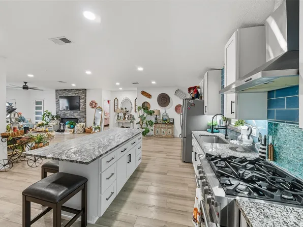 110 S 4th St, Conroe, TX 77301