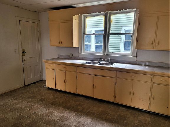 2nd image of 604 Woodlawn Ave #1