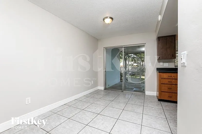 3 bed, 2.0 bath, 1119 sqft, $2,020 — Photo 4