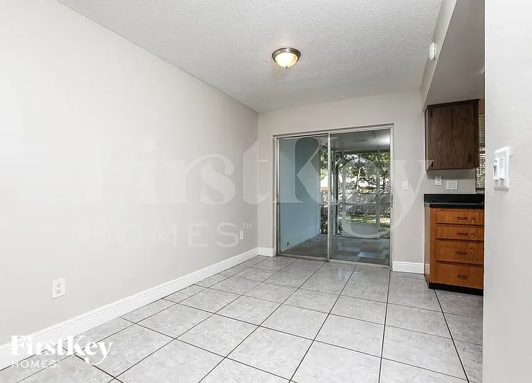 391 E Palmetto Ave — Photo 4