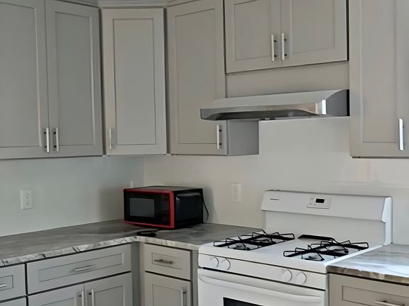 Newly remodeled kitchen, all new appliances, brand new cabinetry, granite countertops and flooring!