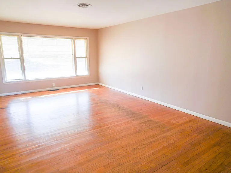 1131 W Brooks St — Photo 2