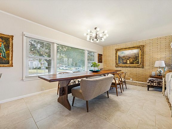 3rd image of 6 Cedar Lawn Cir