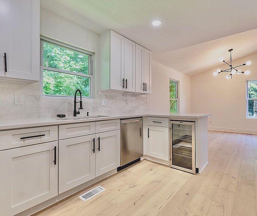 1st image of 908 S Larkspur Ln