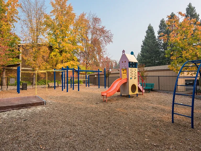 Country Club Apartments — Photo 14