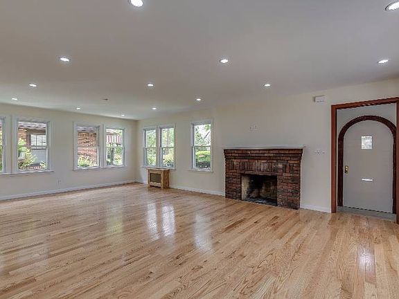 4th image of 315 Plainfield Ave