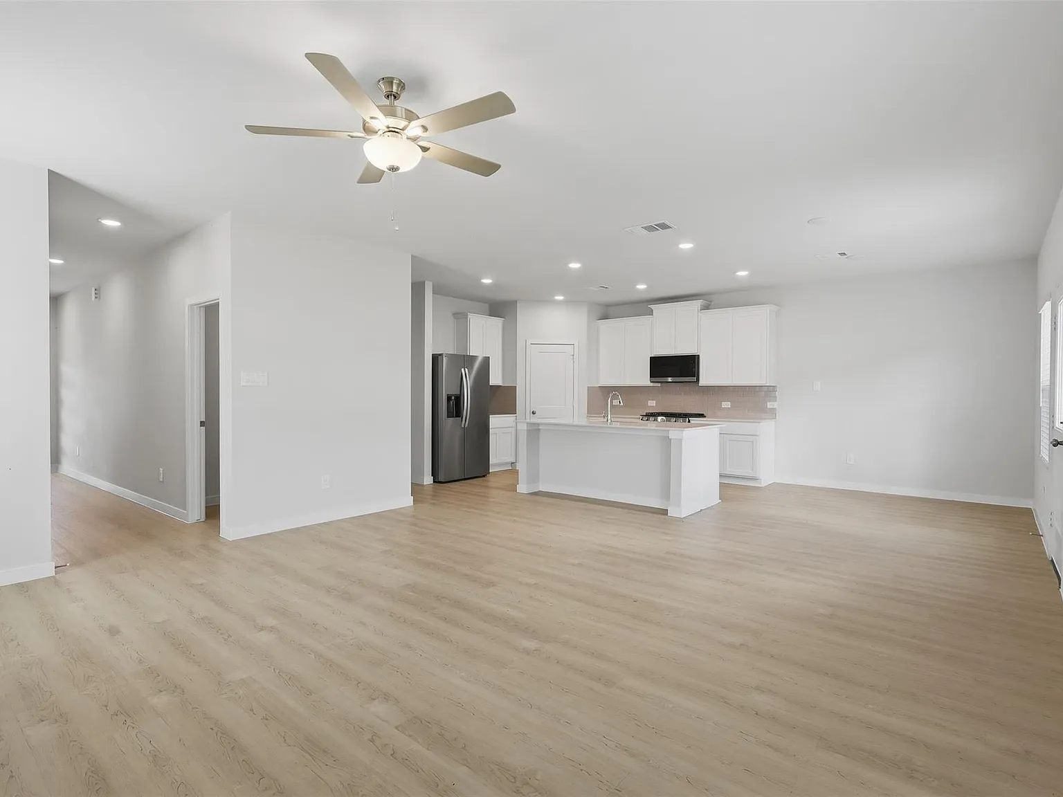 4 bed, 2.5 bath, 2057 sqft, $2,200 — Photo 4