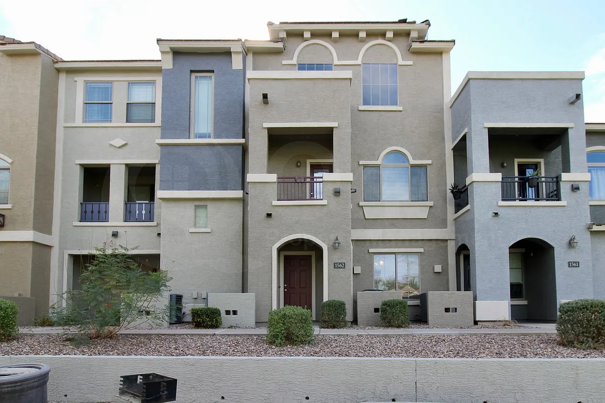 4 bed, 3.0 bath, 1675 sqft, $2,599 — Photo 1
