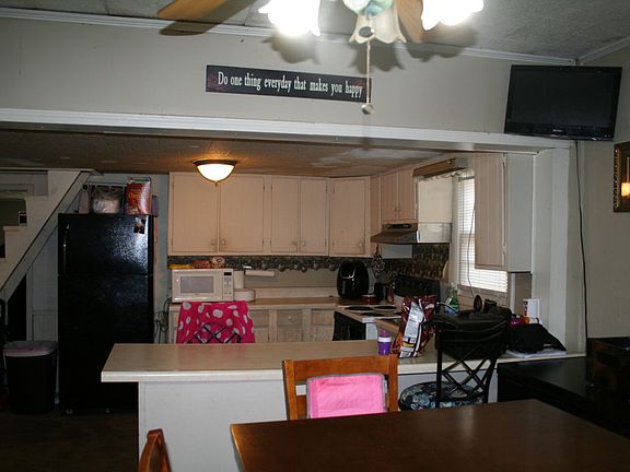 5th image of 208 E Poplar St