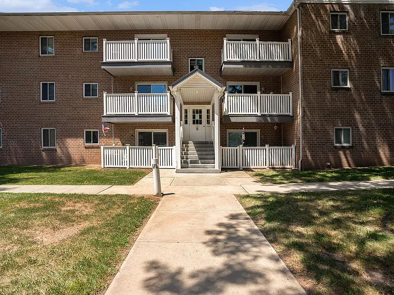 Maple Court Apartments — Photo 27