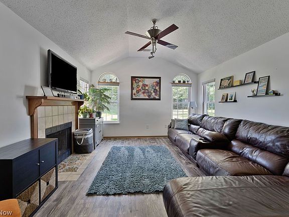 5th image of 50 Stratford Green Dr APT 3