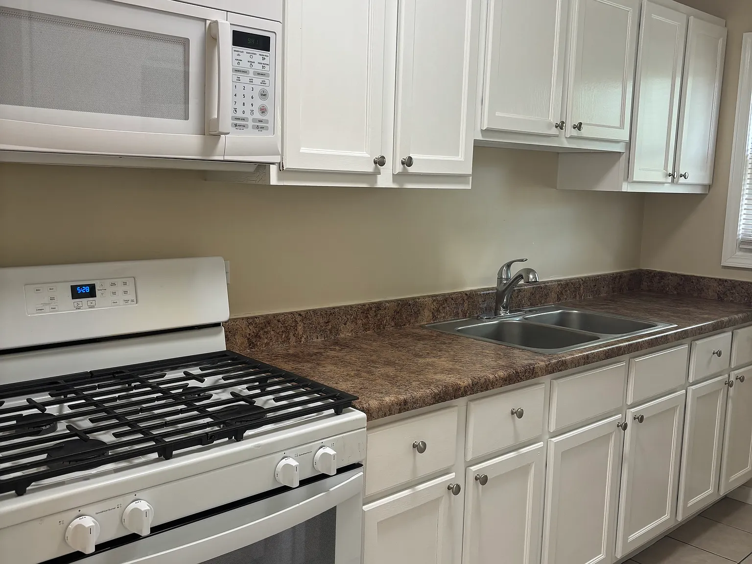 3 bed, 1000 sqft, $2,100 — Photo 2