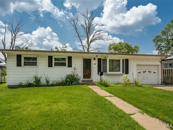 460 Versailles Dr, Florissant, MO 63031