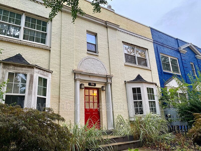 1st image of 1204 Holbrook St NE APT 4