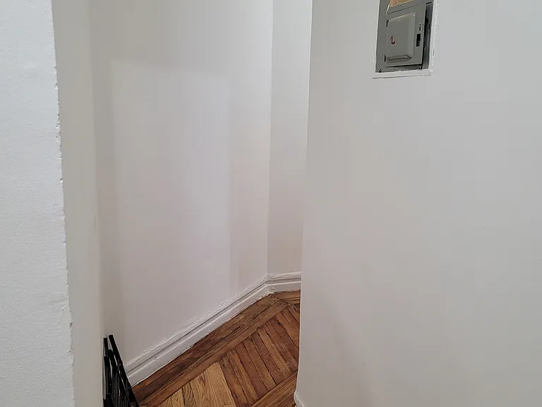 2463 Valentine Ave #E4 — Photo 5