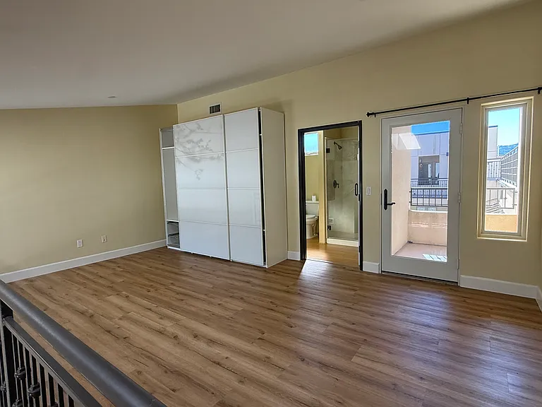 255 W 7th St #16 — Photo 15