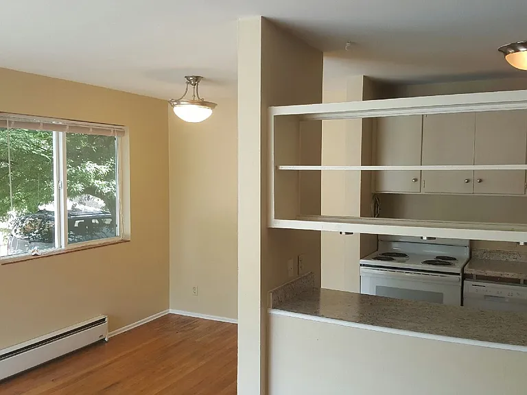 525 E Roy St — Photo 4