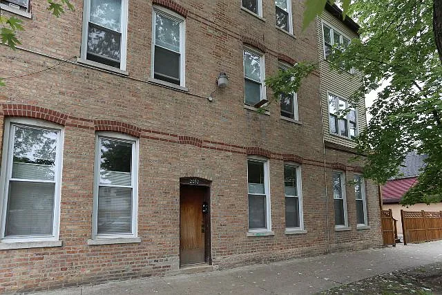 2057 W Roscoe St #2