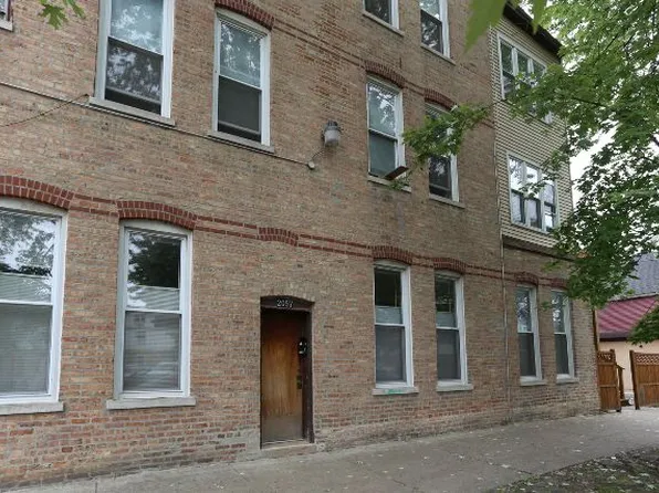 2057 W Roscoe St, Chicago, IL
