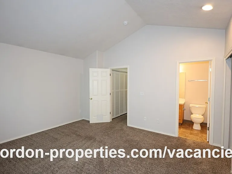 16913 NE Halsey St — Photo 40