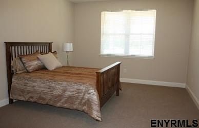 4th image of 7 Verplanck Ln