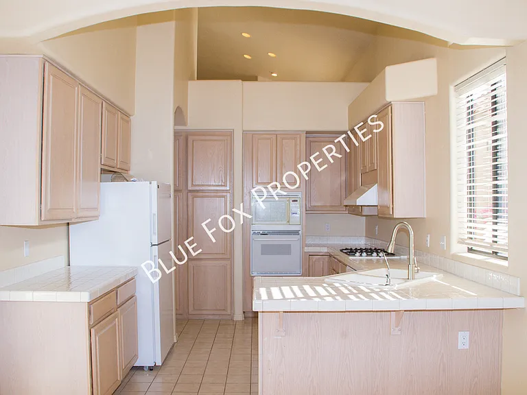 4131 E Hawks Wing Dr — Photo 2