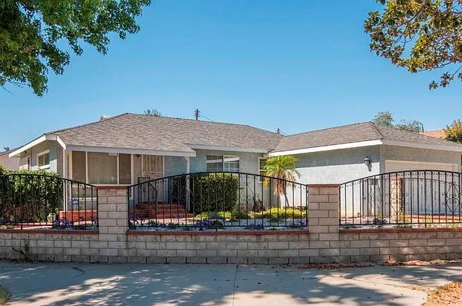 20557 Hart St — Photo 3