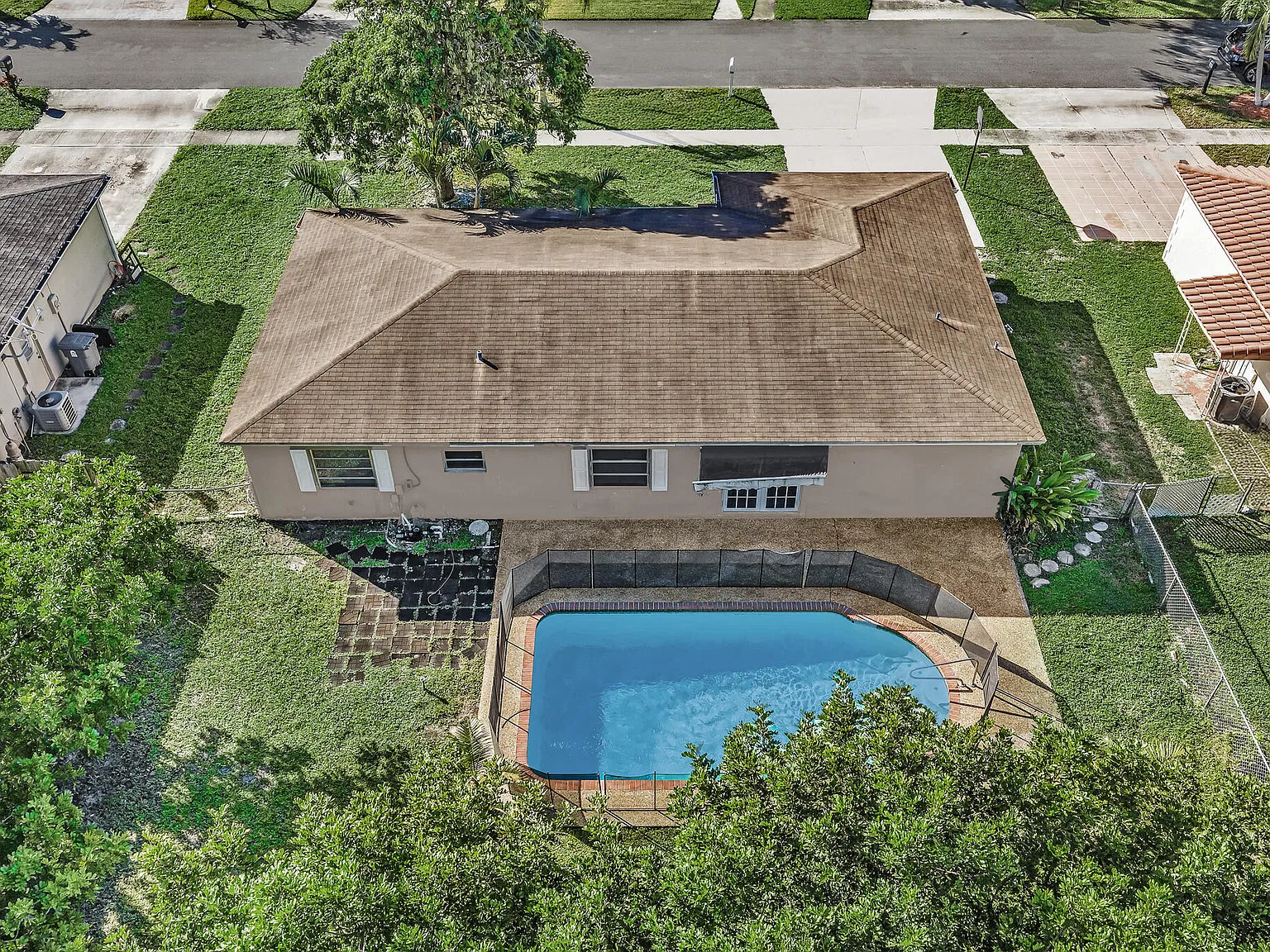 3 bed, 2.0 bath, 1356 sqft, $3,750 — Photo 4