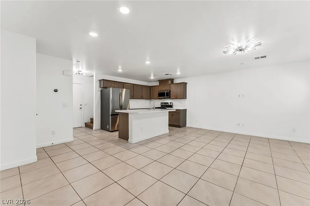 3 bed, 2.5 bath, 1329 sqft, $1,885 — Photo 3