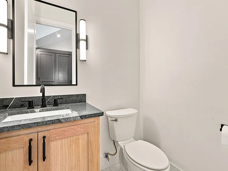 529 SW 5th St — Photo 19