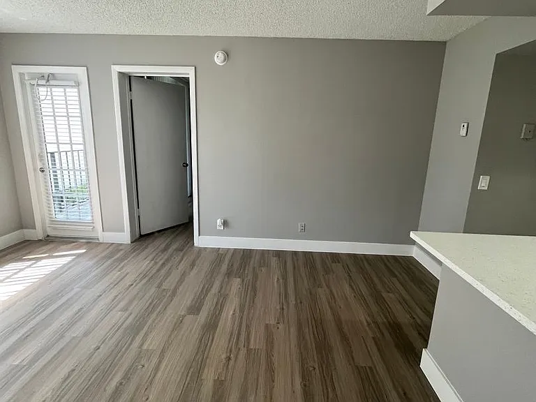 752 Executive Center Dr #28-11-28 — Photo 5