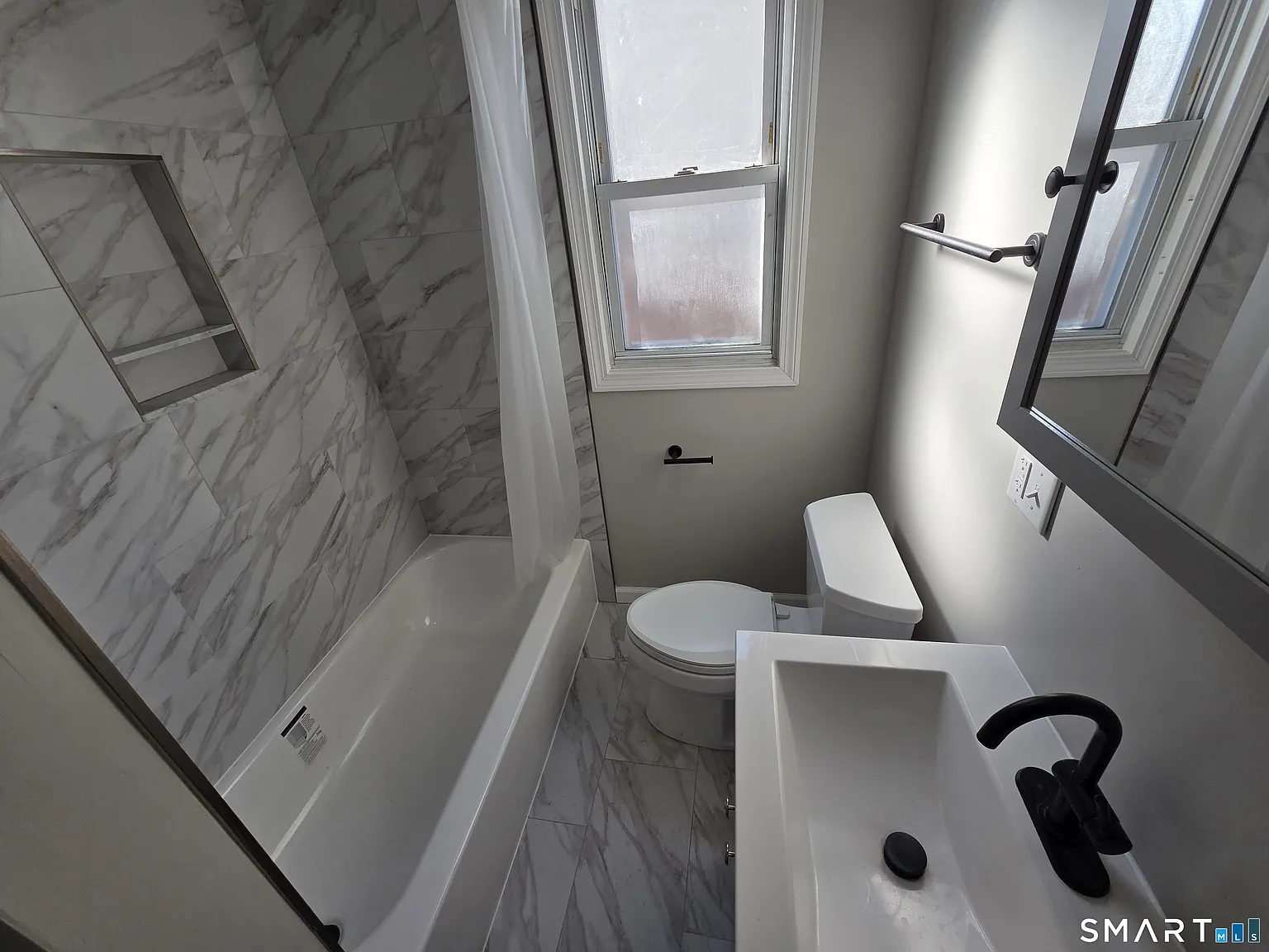 3 bed, 1.0 bath, 3760 sqft, $2,000 — Photo 4