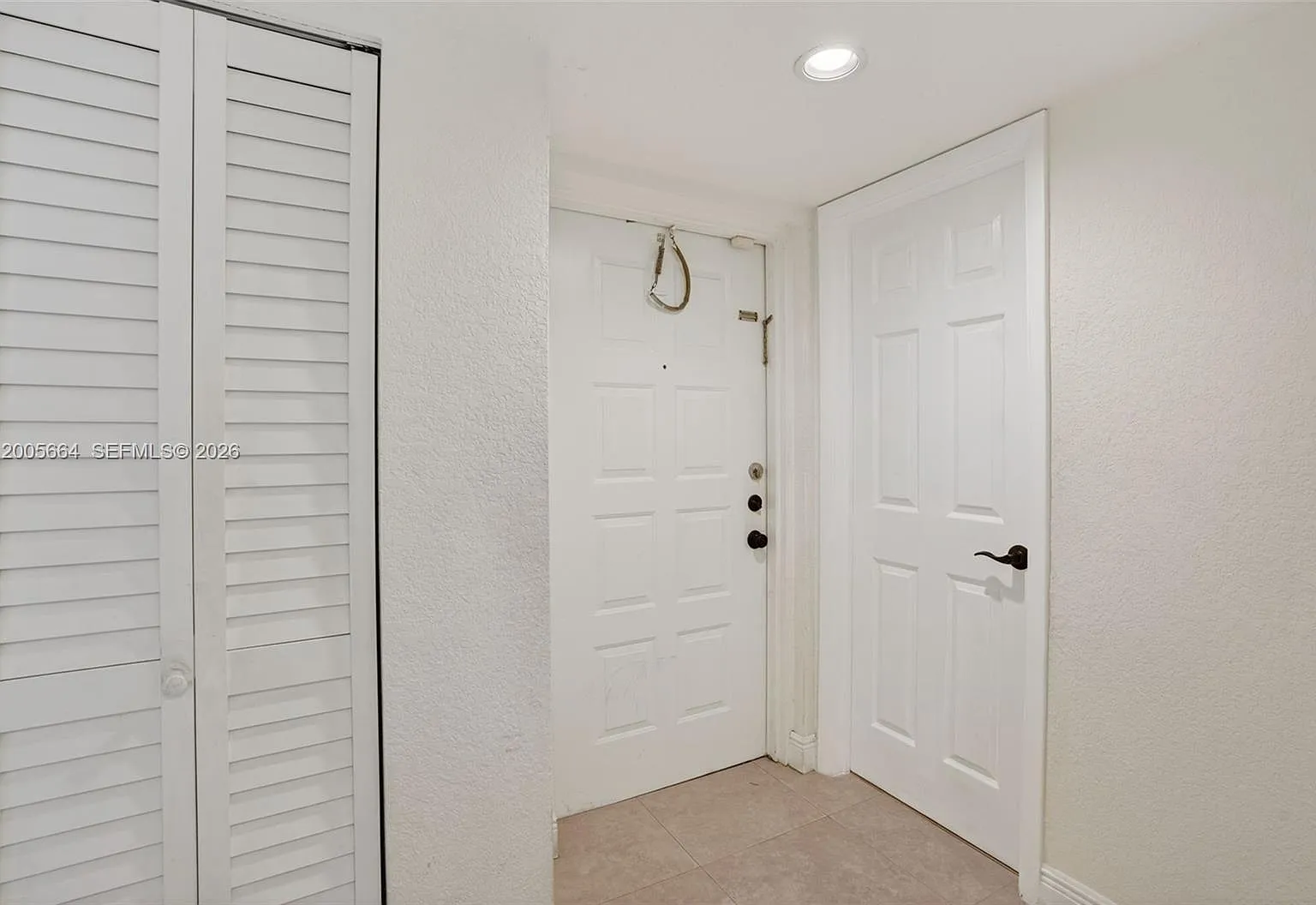 Colonnades Condo — Photo 2