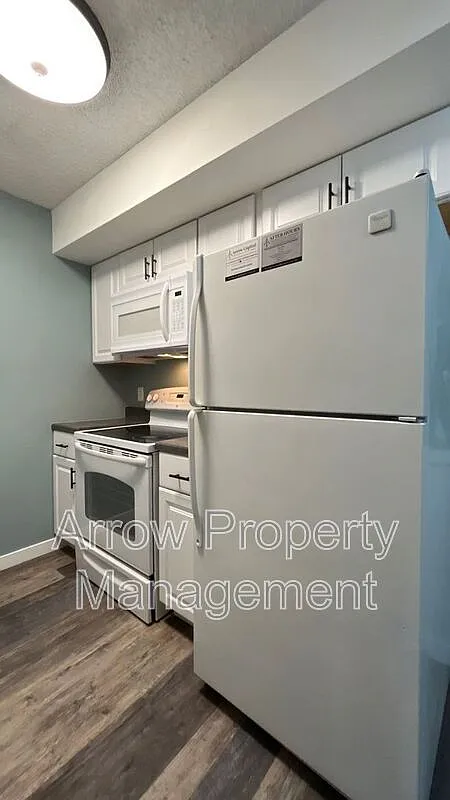 2 bed, 1.0 bath, 826 sqft, $1,200 — Photo 1