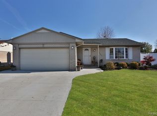 24337 Heritage Dr, Woodhaven, MI 48183