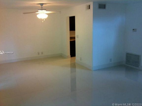 4th image of 2999 Lakewood Ln #333