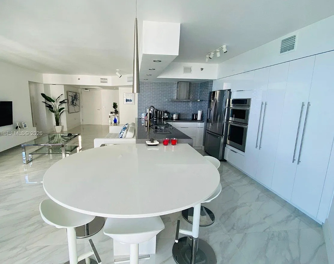 3 bed, 1760 sqft, $7,000 — Photo 3
