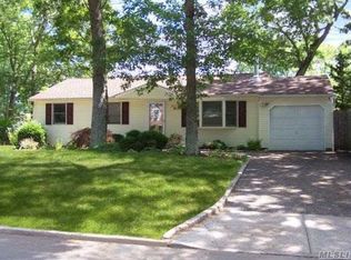 30 Ridge Haven Dr, Ridge, NY 11961