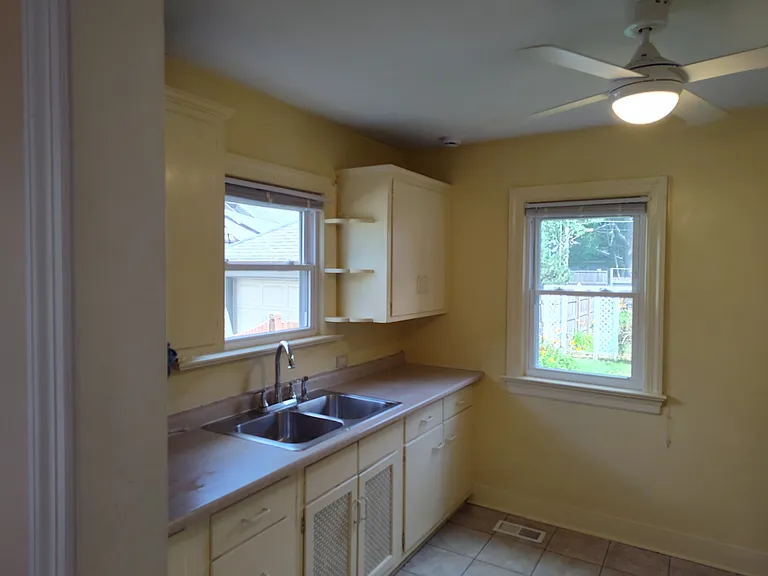 800 W White St — Photo 5