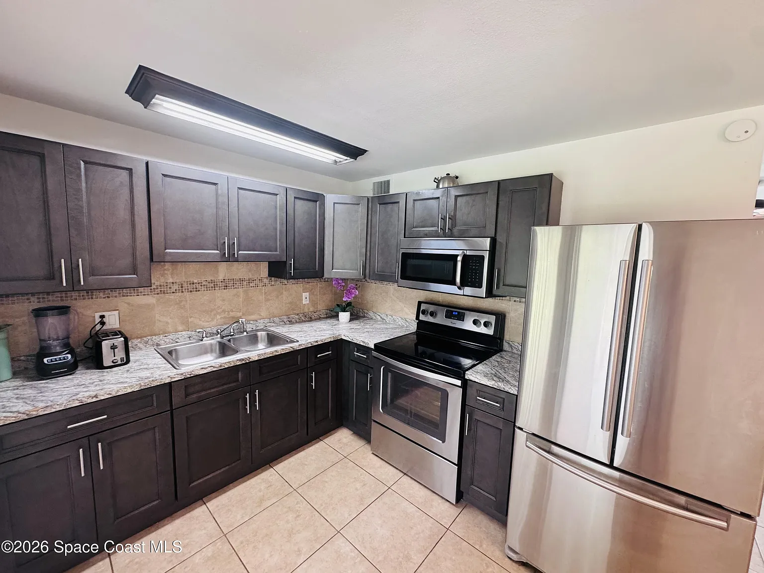 3 bed, 2.0 bath, 1048 sqft, $2,050 — Photo 4
