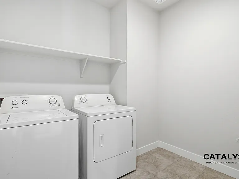 6926 W Winston Dr — Photo 2