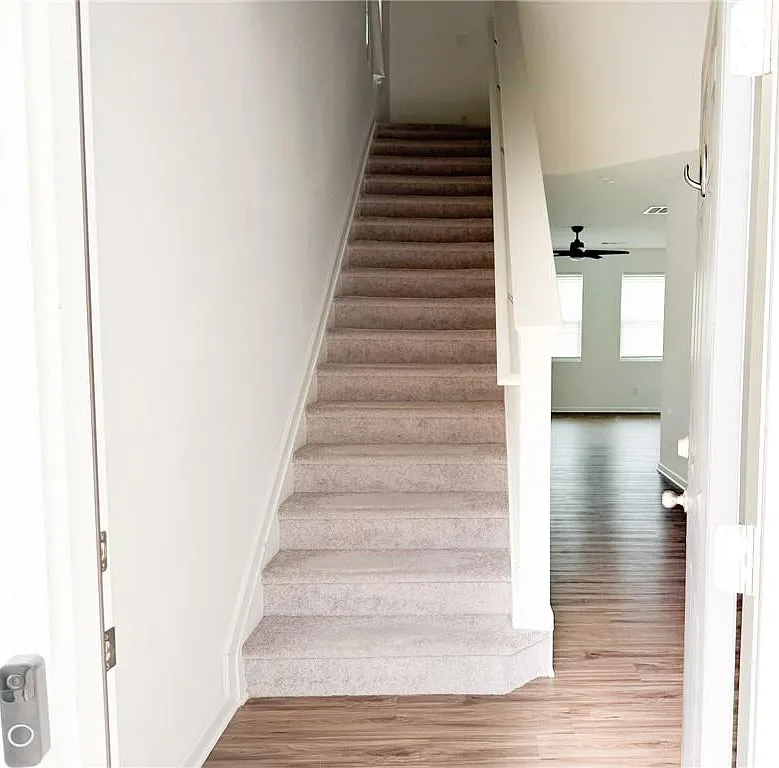 3 bed, 2.5 bath, 1749 sqft, $2,300 — Photo 2