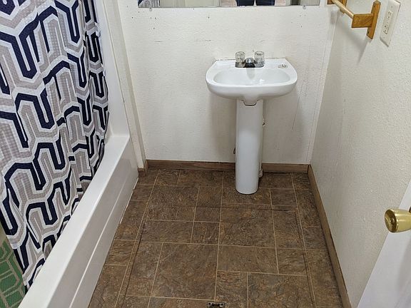 4th image of 201 E 1st St APT B