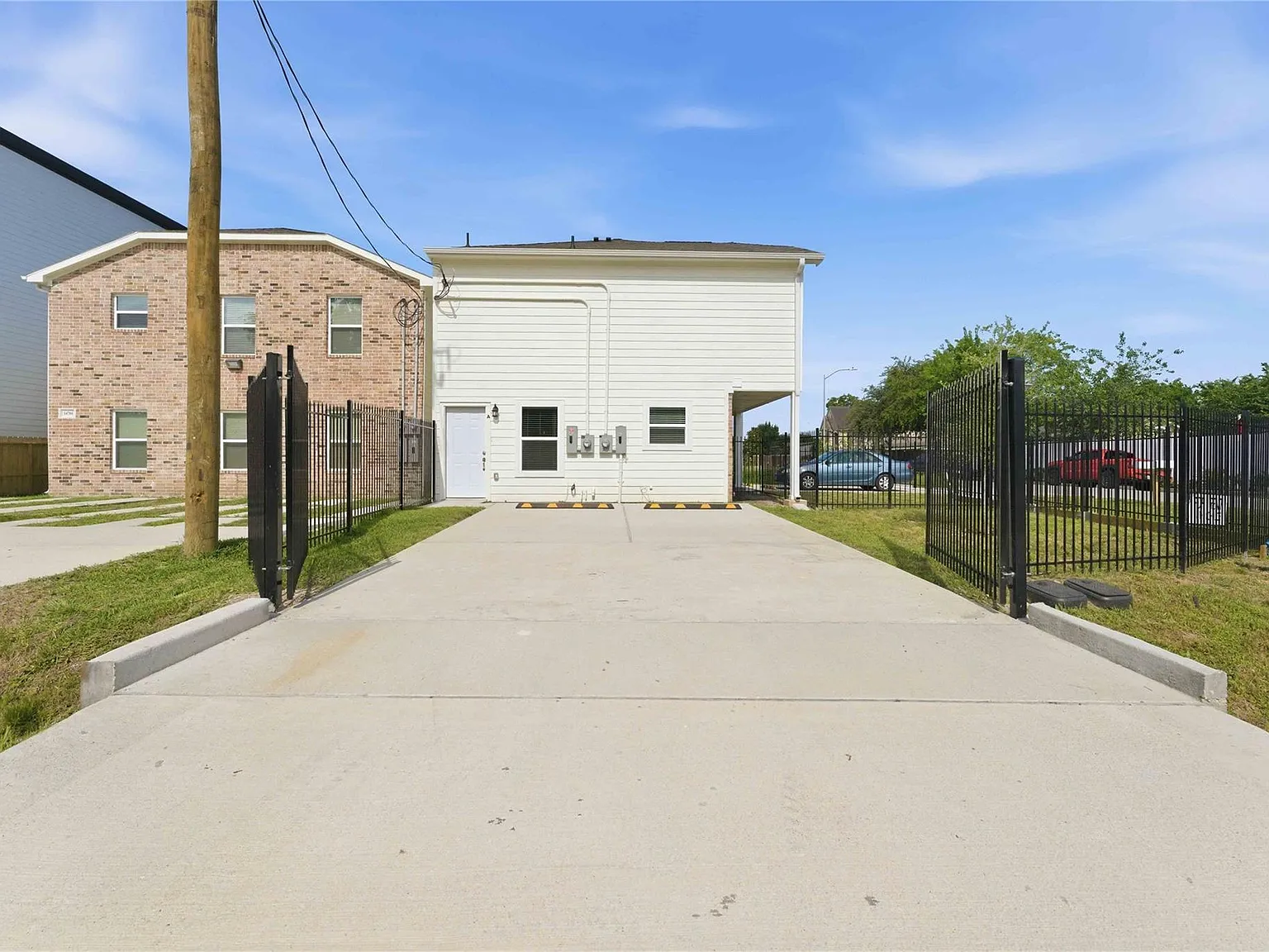 3 bed, 2.0 bath, 924 sqft, $1,600 — Photo 2