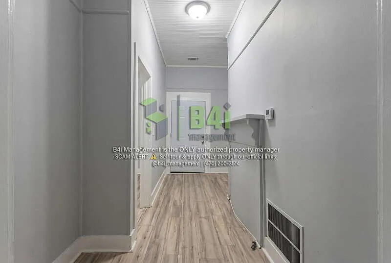 3 bed, 1.0 bath, 936 sqft, $1,000 — Photo 4