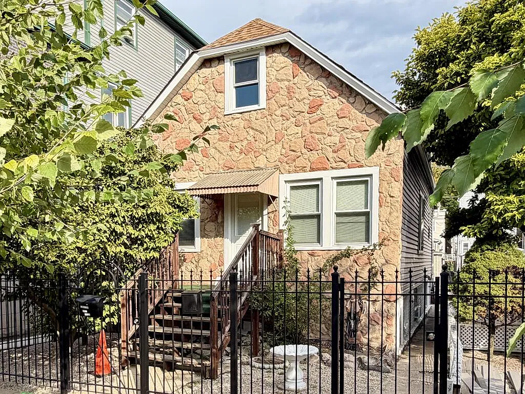 Amazing 4 Bed, 2 Bath at Campbell +Schubert (Logan Square) — Photo 1