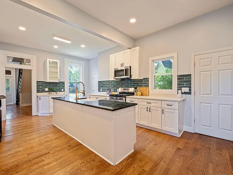 150 N Oak St — Photo 17